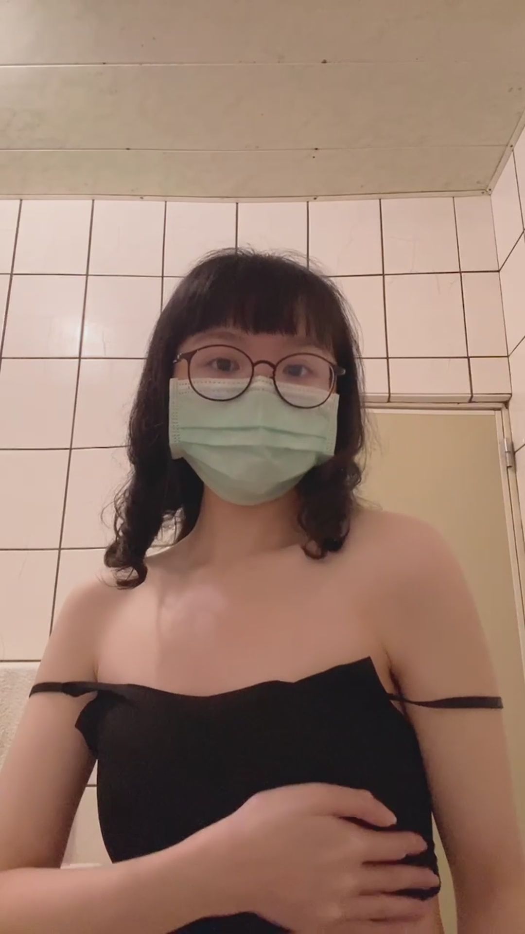 lin880317 : 有人試過在浴室壞壞嗎🥰
可以看著鏡子會很害羞~

#浴室 #誘惑 #性感 #sexy #生活