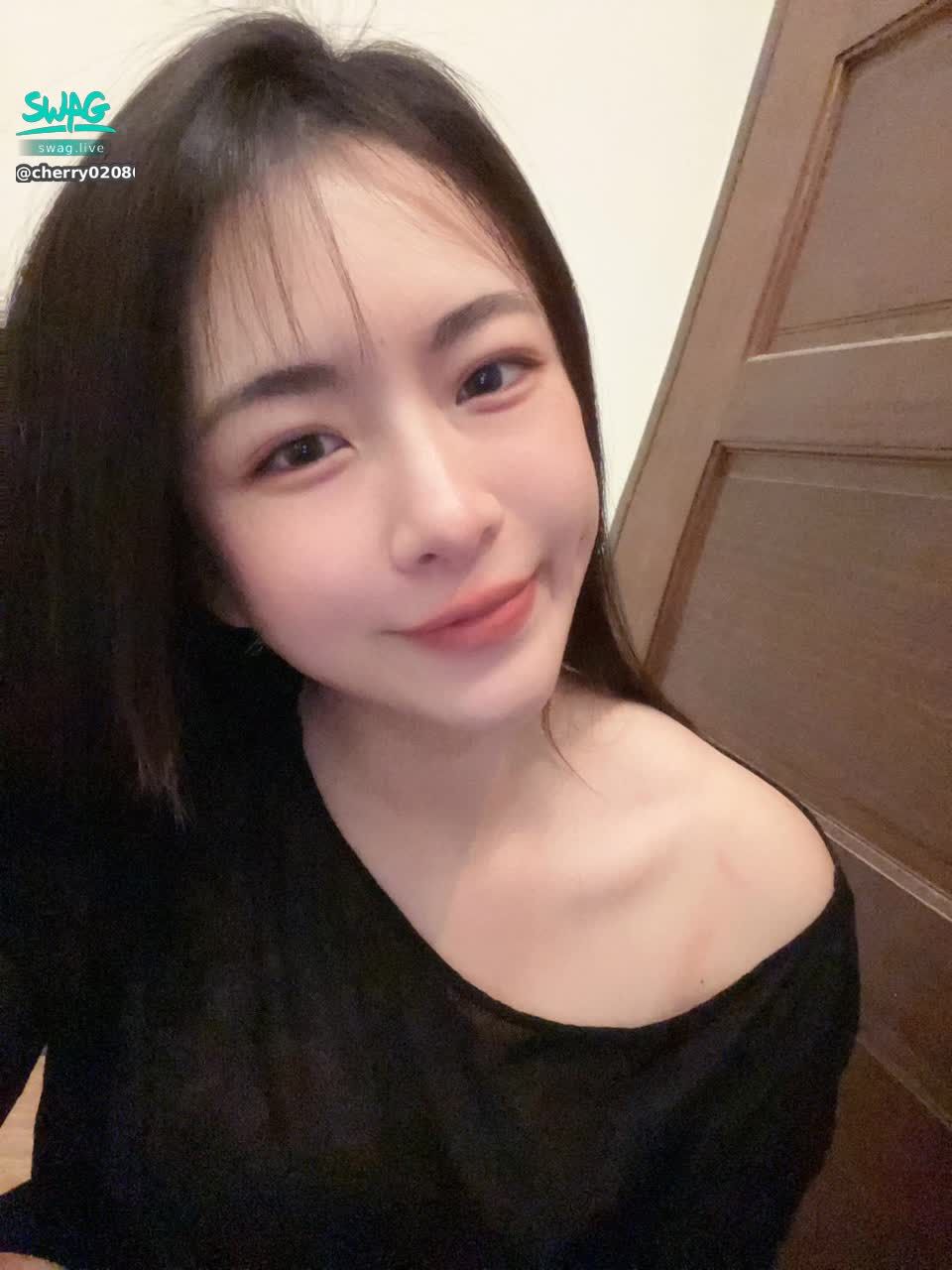 cherry020800 : 明天好像不用加班欸：）
有人要出來約會嗎❤️
想要去逛街！！！

#約會 #sexy #性感 #生活 #日常 #露臉 #可愛