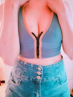 yourleye : ✨追蹤蕾伊的推特@yourleye✨
並且轉發推特任一篇貼文
截圖私訊蕾伊🌹可以得到拉鍊拉開露小乳頭版影片😍