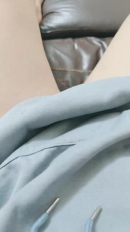 sexyenen : 猜猜看我有沒有穿內褲😳😳🫣