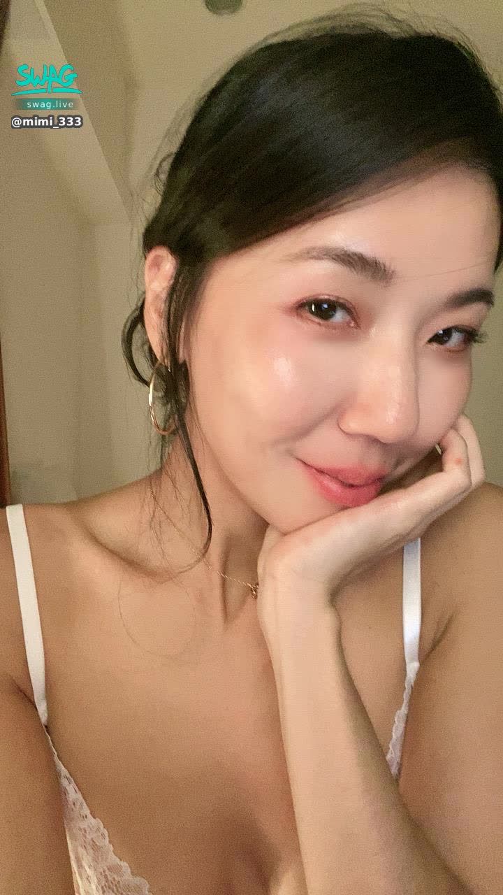 mimi_333 : 沒上線就會想念你們的病毒在我身上蔓延

好喜歡各個你進直播間的起手勢是千鑽禮物
陪整場的、
用禮物簇擁我的、
霸氣刷一排禮物的、
記得我的殘念、倒數幫我衝上百萬鑽的！！
💖


最近最令人醉心的一句話「她在鬧、你在笑」
就是你看著我的樣子吧
-
當你的眼裡都是愛
我也是



（今天的妝真的太美了
（對吧？