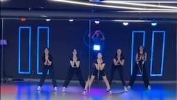 mee900 : 吹🌬️烟🚬舞蹈！被迷晕了没？？#生活 #露臉 #長腿 #舞蹈老师