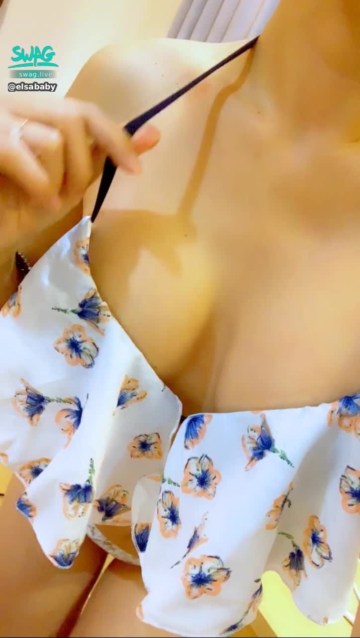 elsababy : 不要拉我肩帶啦、ㄋㄟㄋㄟ會掉出來😜