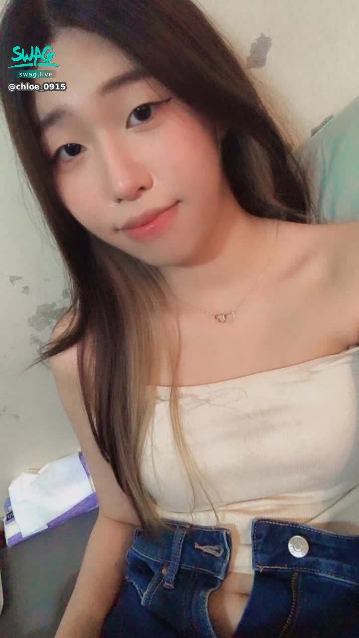 chloe_0915 : 翻到很久不見的按摩棒
有人想看我玩嗎😈😈😈💦
私訊我～

#私訊 #露臉 #sexy #性感 #生活 #騷 #日常 #甜美 #可愛