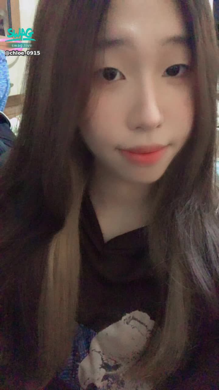 chloe_0915 : 天氣有點小冷~很適合吃火鍋🤣今晚誰要一起出來約會吃火鍋🥰 #約會 #日常 #生活 #sexy #性感