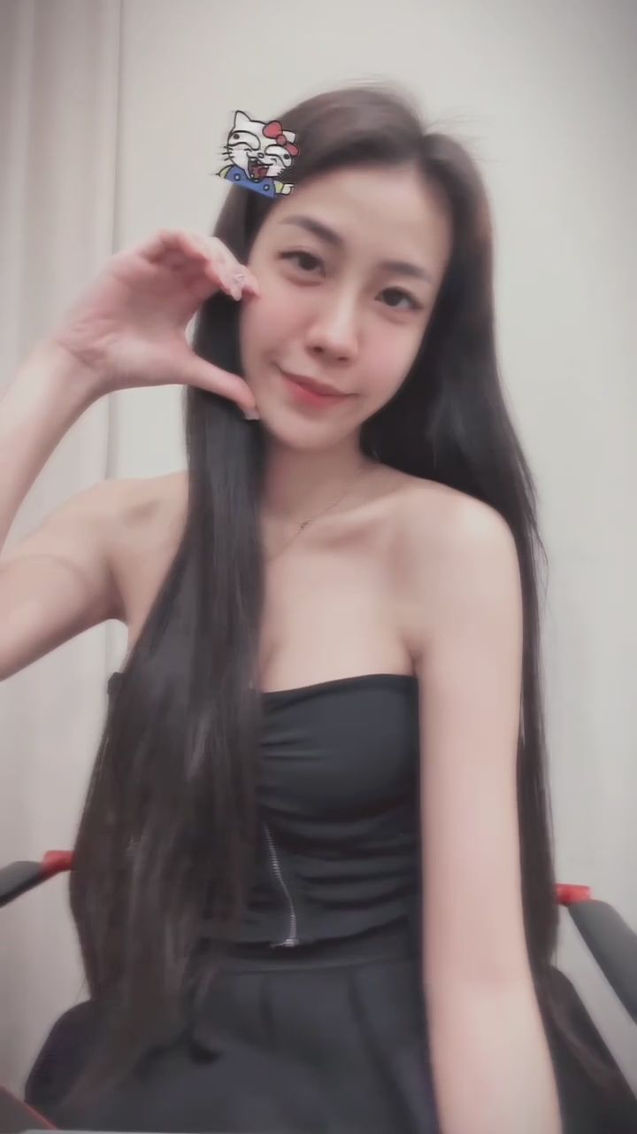 ann891107 : 怎麼又下雨啦😭
這天氣真的很適合約會吃火鍋
有人今晚有空一起的嗎❤️❤️❤️
現在私訊我 ～

#約會 #私訊 #新人 #露臉 #大奶 #sexy #性感