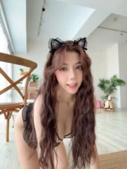 hannawuu : ❤️低鑽❤️F奶的誘惑，跪著整個身材跟臉都一覽無遺