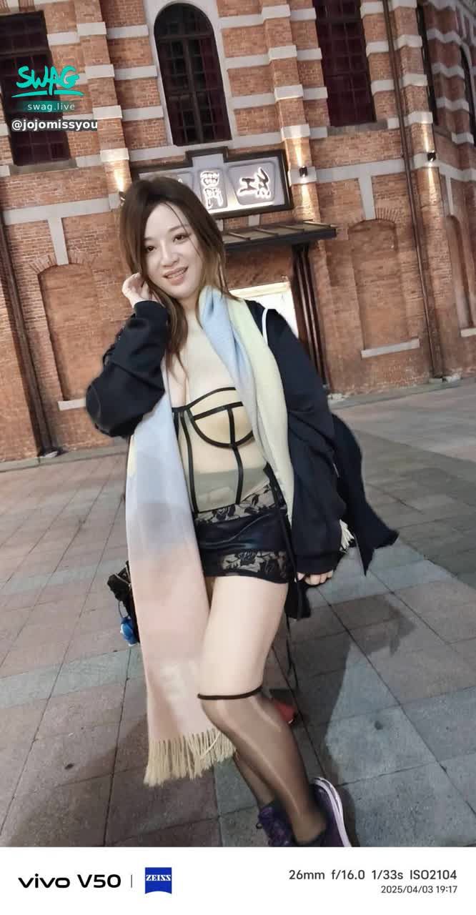 jojomissyou : 好看嗎？好像有穿又好像沒穿