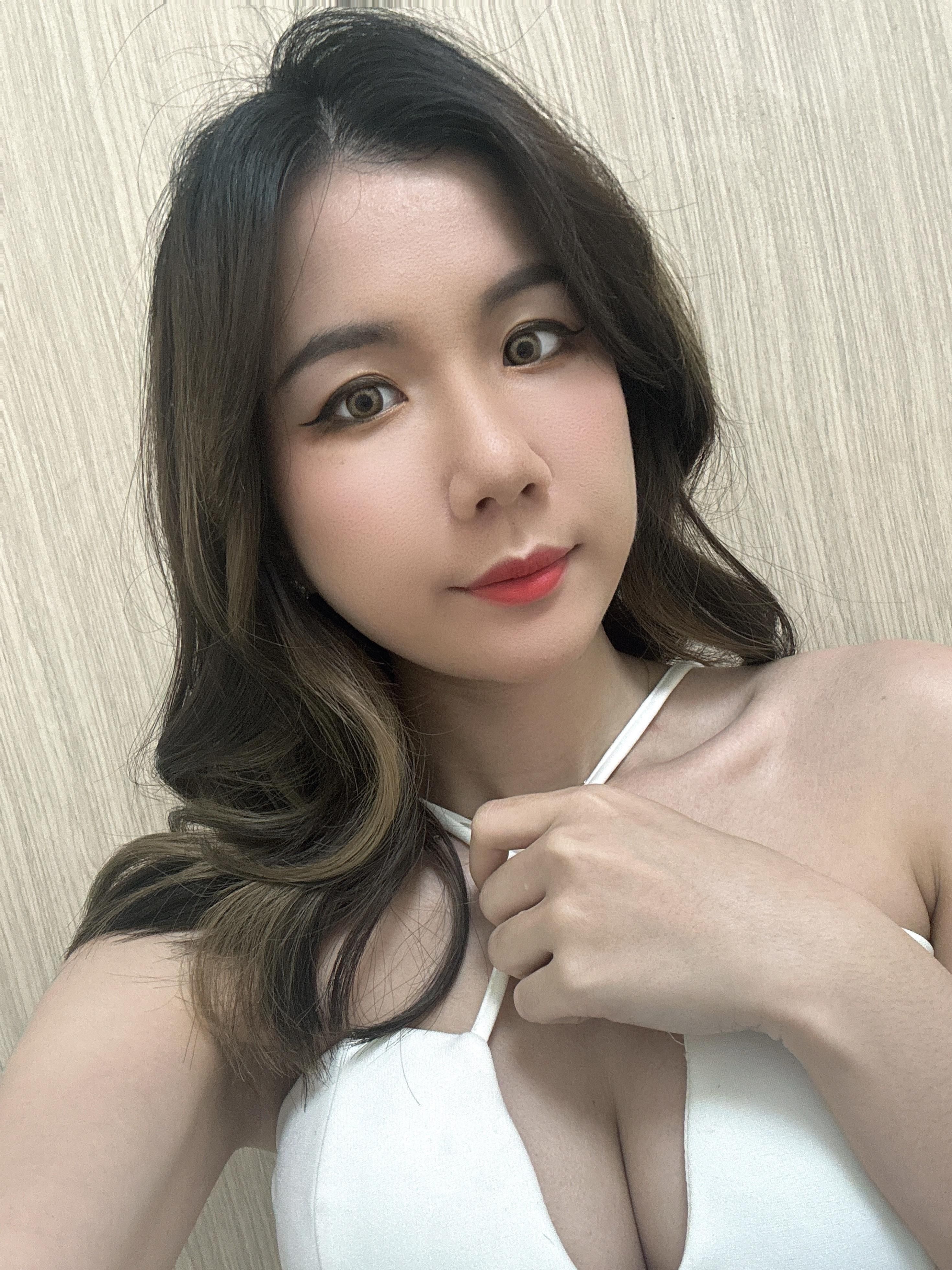 pudding1112 : 要不要來我家看小貓咪舔奶頭😜