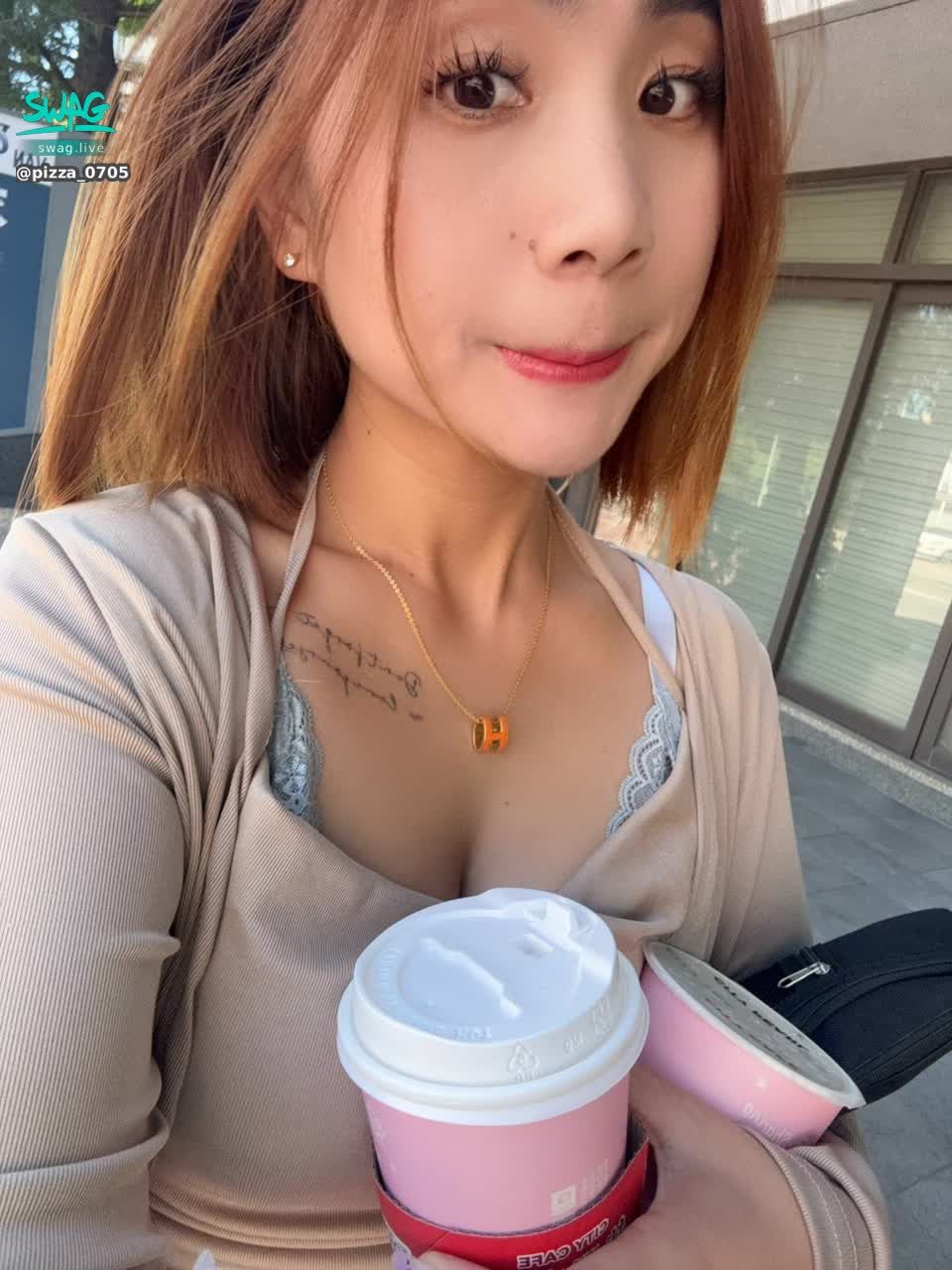 pizza_0705 : 買個咖啡怎麼一直被人家看🫣溝又沒很深~你們說對吧？😈 #日常 #生活 #sexy #性感 #騷 #奶 #露臉