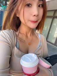 pizza_0705 : 買個咖啡怎麼一直被人家看🫣溝又沒很深~你們說對吧?😈 #日常 #生活 #sexy #性感 #騷 #奶 #露臉