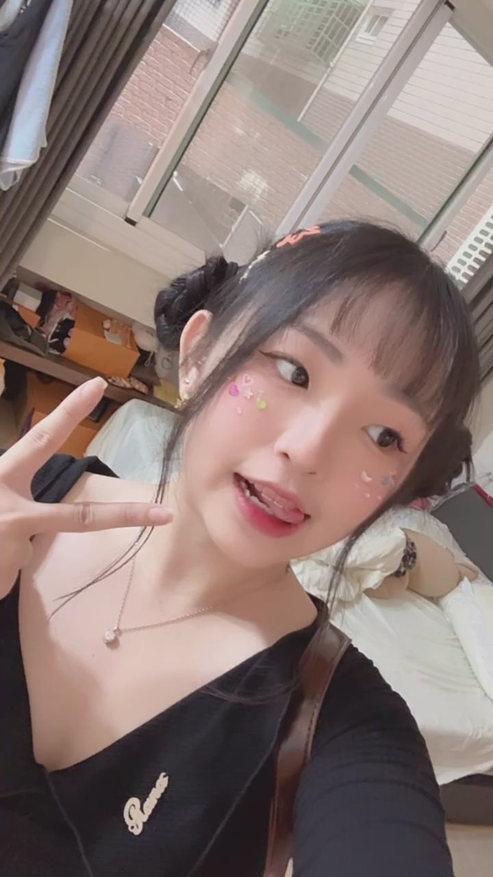 beav855 : 耶帳號終於通過了❤️❤️❤️新人主播小昀來了～看到好多色色的🫣有點害羞了哈哈哈，這裡要怎麼經營，有人可以教我嗎🤣超級大菜鳥 #新人 #可愛 #甜美 #sexy #性感 #生活 #日常 #露臉