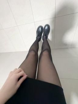 alsghvv : 到公司才發現…制服一掀開，絲襪破在最尷尬的位置😳🫣