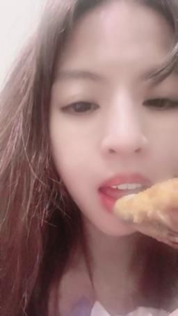 lovemeredith : 我的午餐吃7隻雞翅100，吃完還想吃你的雞好嗎？挺出來吧