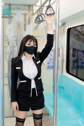 jolin_horny : 列車上有美女出沒😍