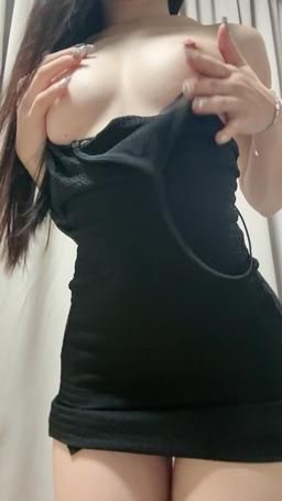 cocolunna : 啊.. 肩帶掉下來了那就直接給寶貝看奶啦🥰🤭🤭