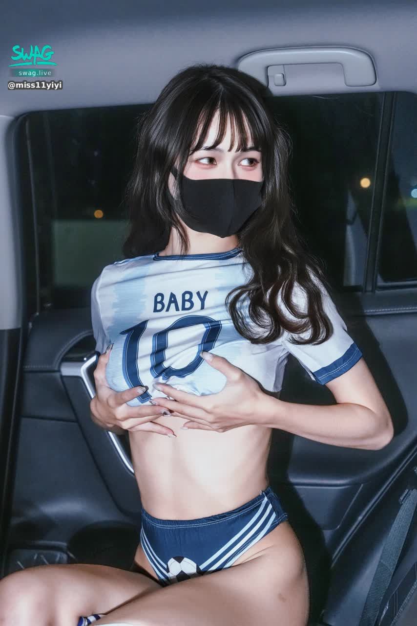 miss11yiyi : 哥哥在車上喜歡什麼姿勢呢😙