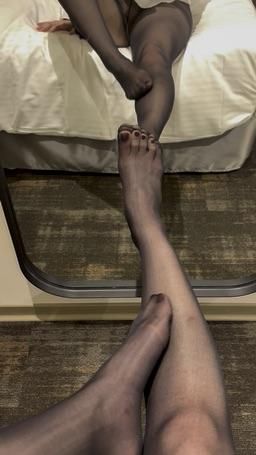 sweetbooboo : 低鑽解絲襪+腳趾福利💕看了都好想用腳跟Babe約會了呢 你也想嗎？👗