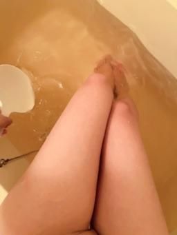 cuteninibaby : 🛁水好重～想有個人幫忙沖😍