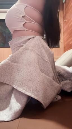 sweetbooboo : 久違的網咖系列！假日的色色網咖體驗🔓
脫掉衣服後的側面