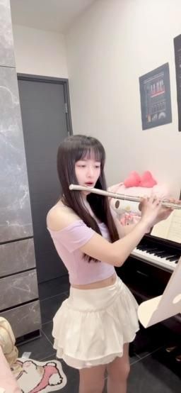 lolixninax : 蘿莉妮娜吹長笛版Golden!