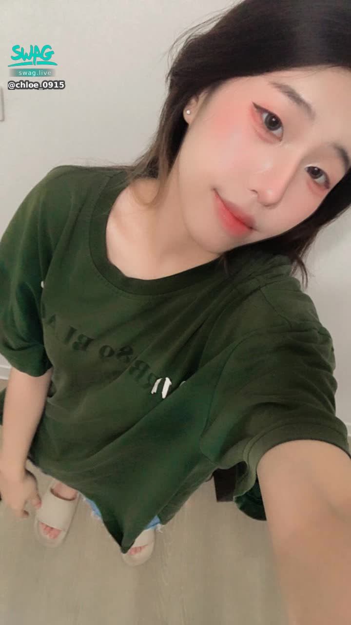 chloe_0915 : 美好的假日配上美麗的我🥰 有人要跟我約會逛街嗎～ 私訊我🫣 #sexy #性感 #生活 #可愛 #露臉 #約會