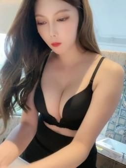 shallybabe : 黏黏的不好洗🤭你的也是嗎？
#巨乳#小隻馬