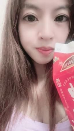 lovemeredith : 喝草莓奶補奶，你還沒斷奶吧，需要我幫你補嗎？