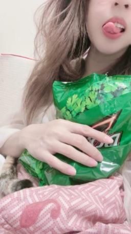 lovemeredith : 香菜口味的玉米片用舔的好吃，你也想挺出來，我幫你舔嗎？