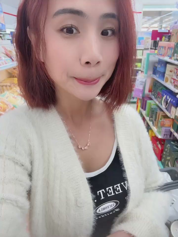 pizza_0705 : 每次上班都要買一堆飲料🤣買到店員都認識我了~我是飲料大亨🤣要放假了有人要約會吃飯嗎? #sexy #性感 #生活 #日常 #露臉 #約會