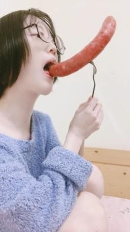 lynnbae : 吃播 香腸好吃😋
#生活 #露臉