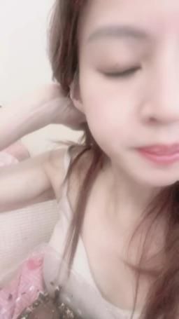 lovemeredith : 吃巧克力波蘭蛋糕，有2塊，要不要來跟我分兩塊呢？