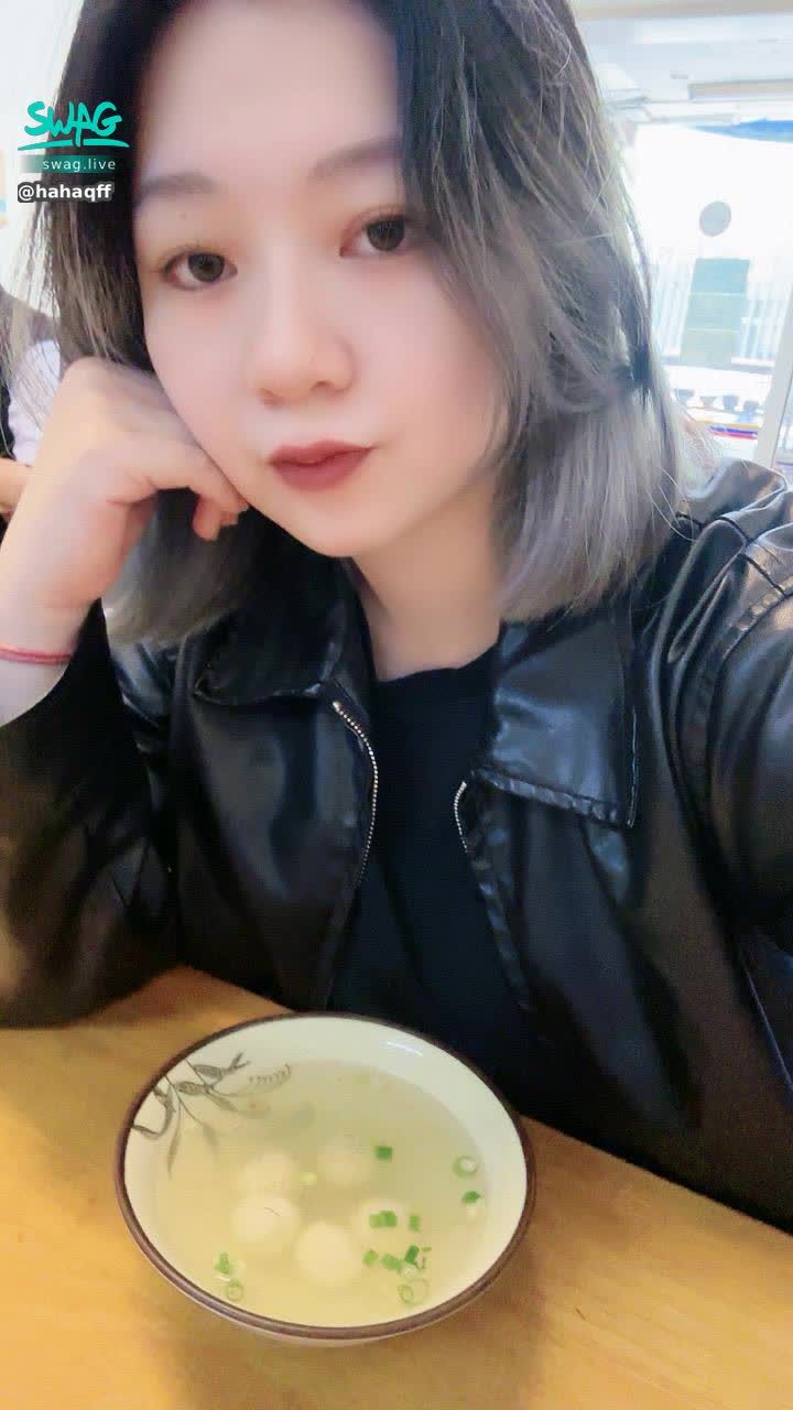 hahaqff : 出去玩了好多天
下午1.30回歸開播
先來吃飽飽💙
#生活 #露臉