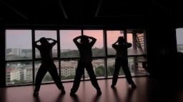 mee900 : 一直跟着梦走，可我的梦说要跟你邂逅！#生活 #長腿 #影子舞 #舞蹈老师