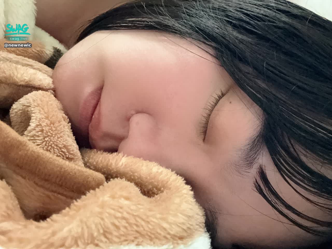 newnewic : 這幾天都沒辦法好好回應
每天下班就想睡覺🥱

#生活 #露臉