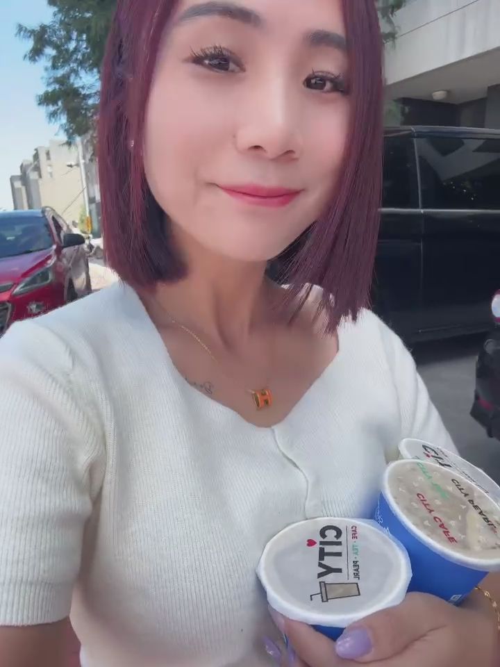 pizza_0705 : 咖啡富翁又來囉🤣
一年不知道有沒有買上百杯🫣
有人想跟我約會喝咖啡嗎～我請你喝哈哈
不用💎見面

#約會 #日常 #生活 #露臉 #可愛 #甜美