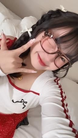 beav855 : 最近天氣變好冷～
各位寶寶記得多穿外套呦❤️不要感冒了！
今天晚上8點才會直播
又要開道歉大會了😭
#生活 #露臉 #可愛