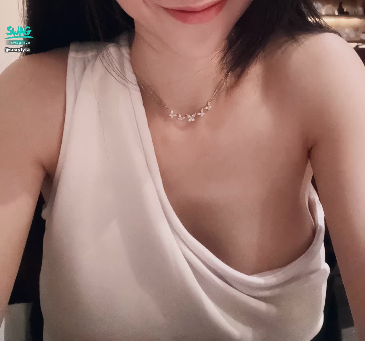 sexylyla : 雙12晚上是不是很適合來直播😗
這件衣服你們覺得好看嗎🤩
我裡面什麼都沒穿😉