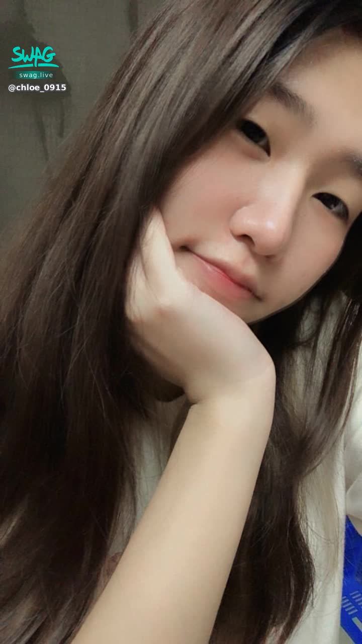 chloe_0915 : 最近半夜都睡不著
有人要找我約會吃宵夜嗎😈
私訊我～

#約會 #私訊 #sexy #性感 #生活 #日常 #露臉