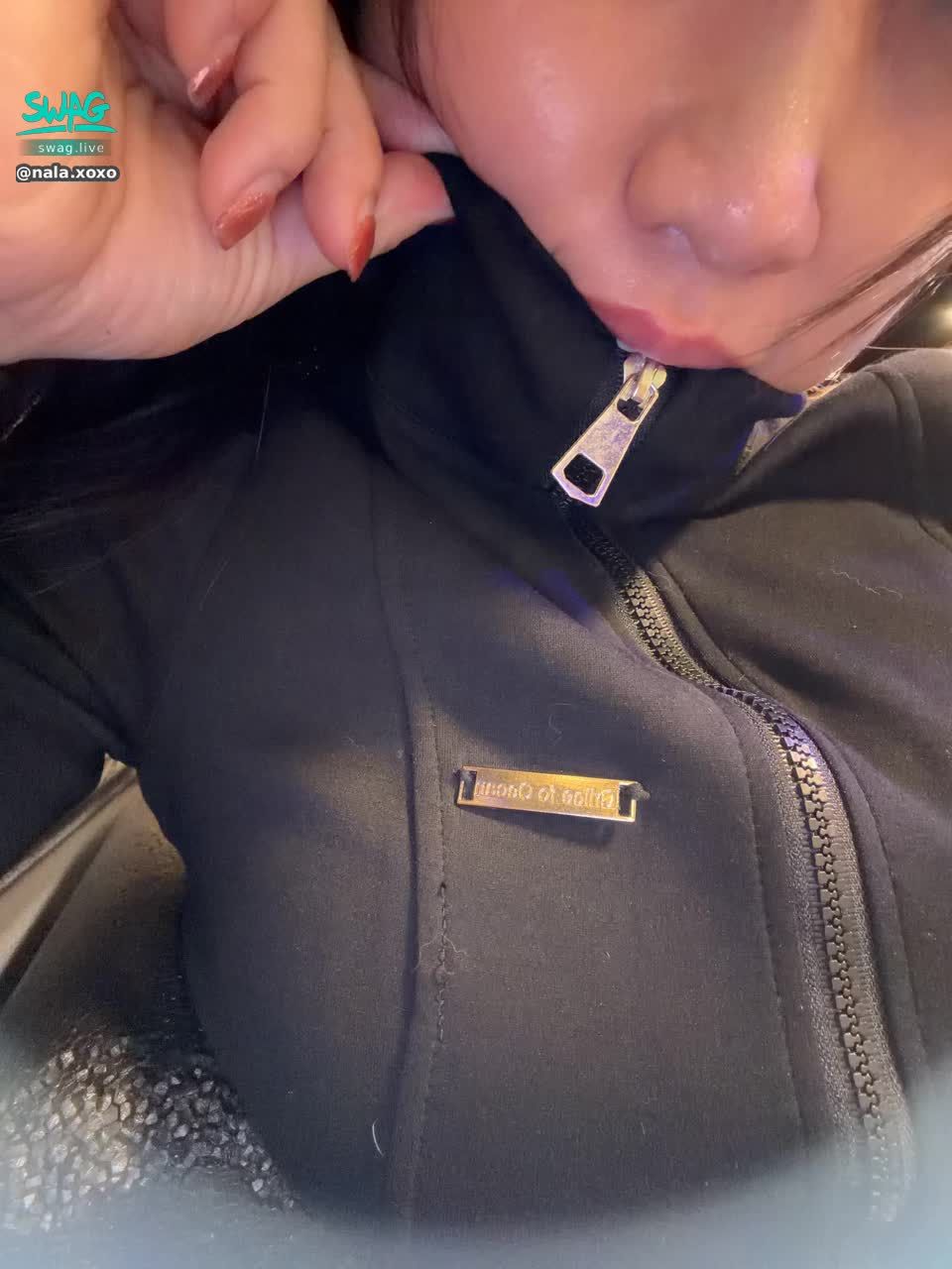 nala.xoxo : Babe幫我拉拉鍊😉