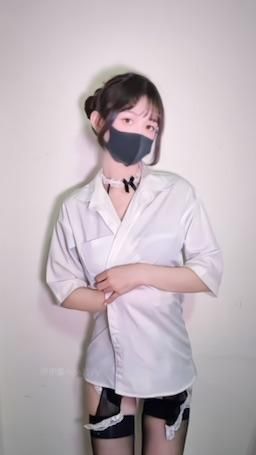 miss11yiyi : 這幾天月經來 身體原因 沒開播
不知道月經什麼時候走
真想哥哥😭 
會有哥哥想伊伊嗎🥹