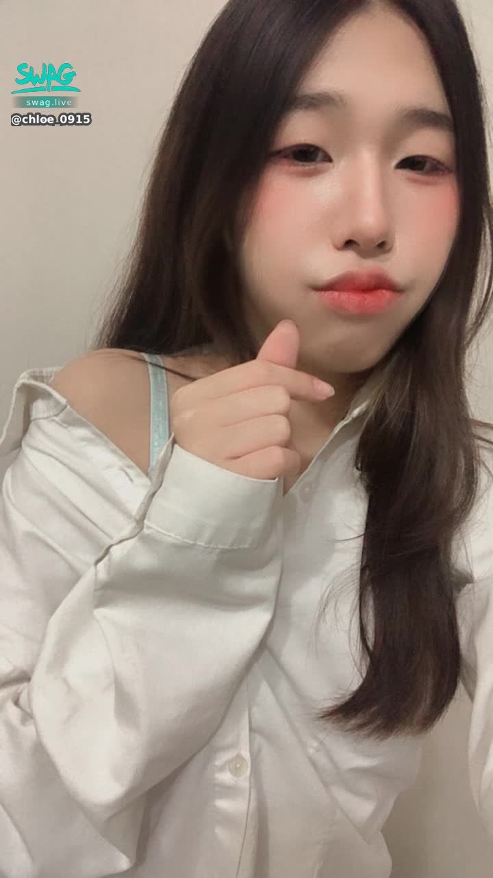 chloe_0915 : 天氣冷冷想抱抱🫣有人的被窩可以借我鑽一下嗎❤️ #露臉 #sexy #性感 #可愛 #甜美 #露臉