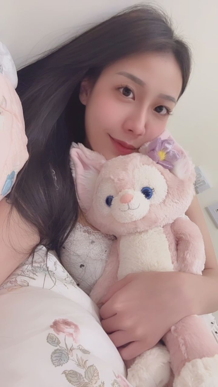 ann891107 : 還是窩在床上舒服🫣最近東奔西跑的心力交瘁😭有人要約會出來吃宵夜嗎？ #約會 #日常 #露臉 #可愛 #sexy #性感 #生活