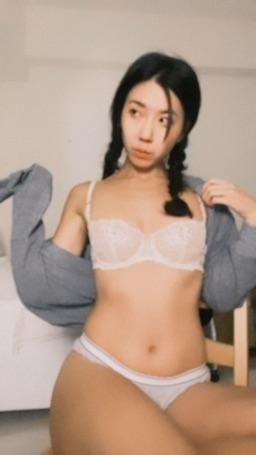 mimi_333 : 有個成語是「乳波臀浪」（？
。
你的鄰居女孩👧我是微波沒有臀浪 🌊 
👻

喜歡記得說喜歡