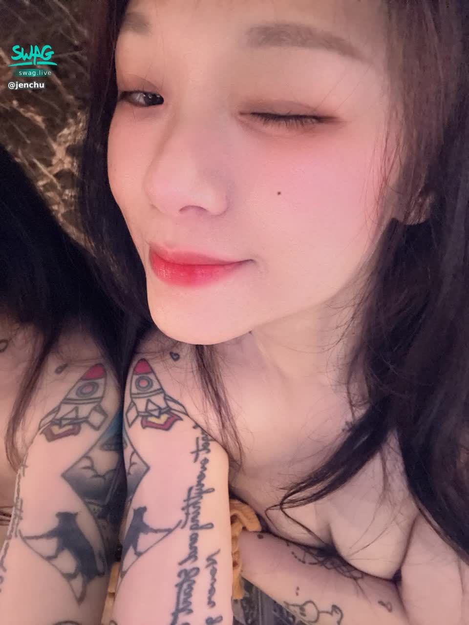 jenchu : 你們知道哪裡有厲害的汽旅嗎😈想找地方拍新影片了~可以推薦給我!會獎勵你喔🫣😉 #私訊 #全裸 #刺青 #露臉 #sexy #性感