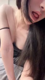 sexylyla : 肩帶慢慢滑下來的時候,
我沒有拉回去。
手先背叛理智,
舌頭只是跟著心情走。
如果你看到這裡,
代表你本來就不想當好人