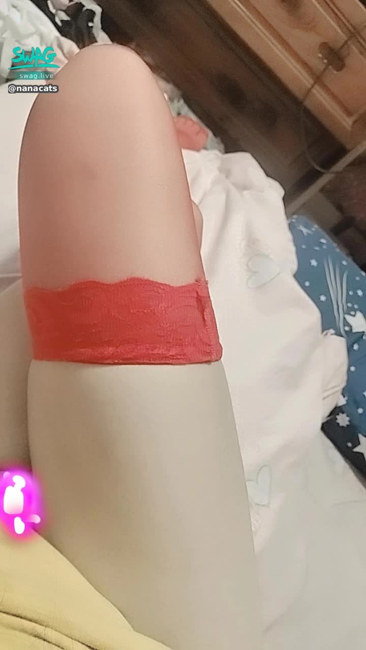 nanacats : 第一次穿這種色色的絲襪
那個勒肉感好色~