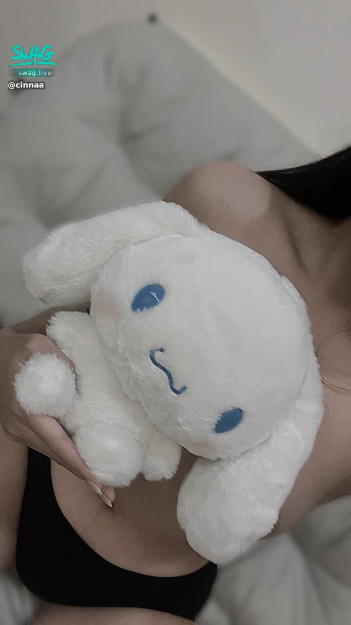 cinnaa : 嗨呀 我是新人喜拿
有點愛撒嬌也愛被誇誇
表面看起來乖乖的但其實比你想的壞一點♡
想要讓更多人看著我
之後會解鎖更多內容🔓
歡迎大家慢慢認識我🎀