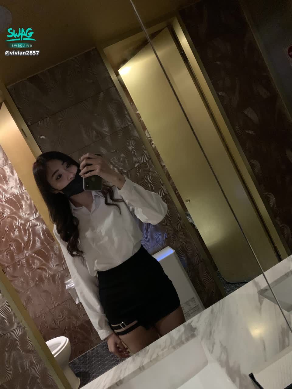 vveian483 : 想看的捲髮來啦😉
這次走辦公室OL的路線😘忙裡偷閒一下