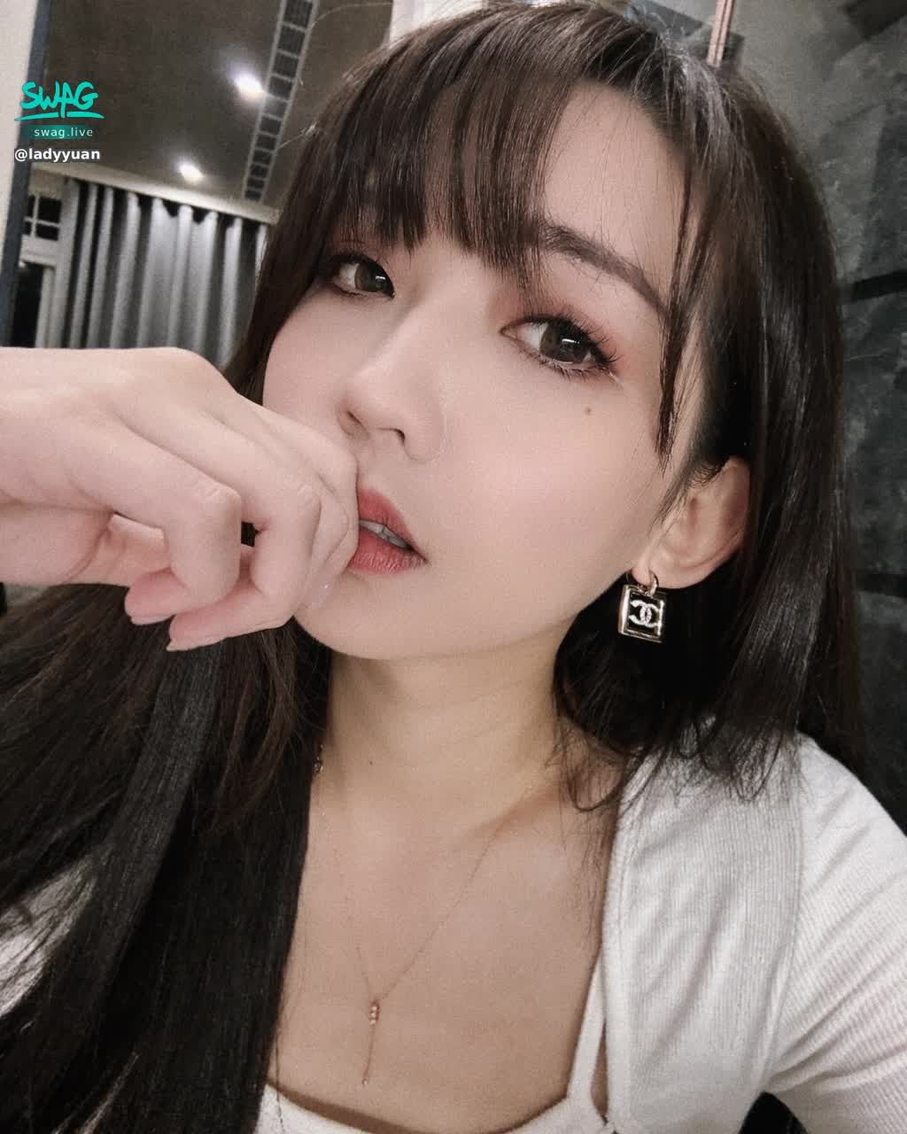 ladyyuan : Babe最喜歡我五官的哪裡,私訊跟我說 給你小驚喜❤️❤️